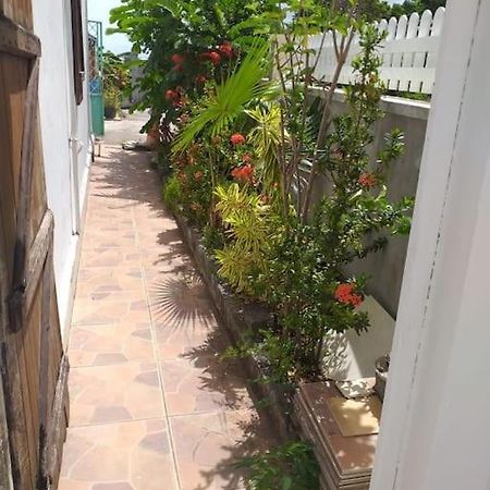 Maison Creole Chaleureuse Avec Stationnement Le Gosier  Buitenkant foto