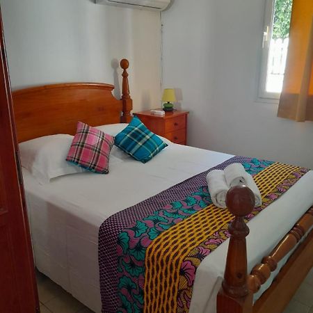 Maison Creole Chaleureuse Avec Stationnement Le Gosier  Buitenkant foto