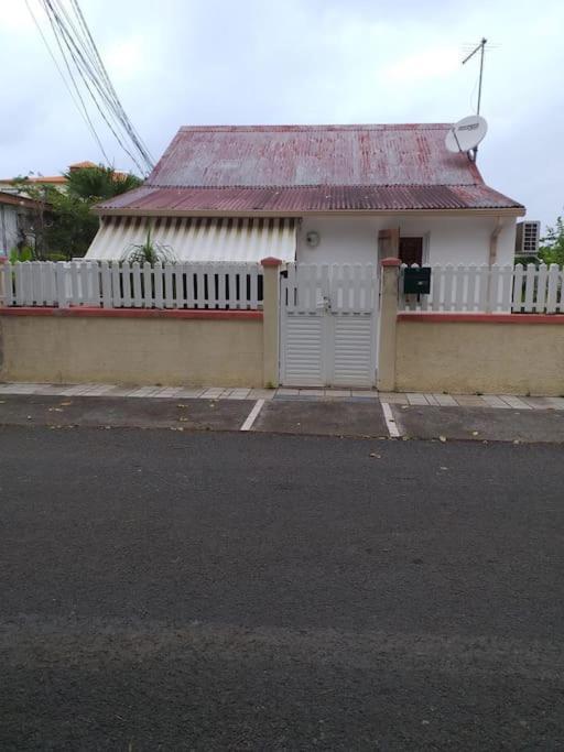 Maison Creole Chaleureuse Avec Stationnement Le Gosier  Buitenkant foto