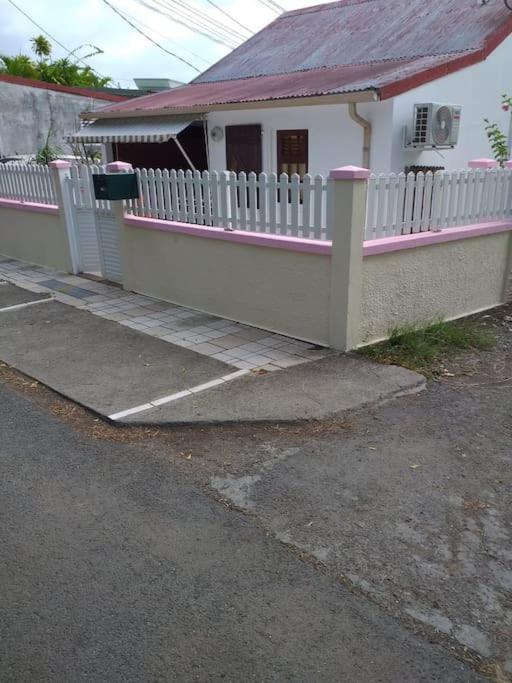Maison Creole Chaleureuse Avec Stationnement Le Gosier  Buitenkant foto