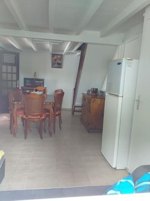 Maison Creole Chaleureuse Avec Stationnement Le Gosier  Buitenkant foto